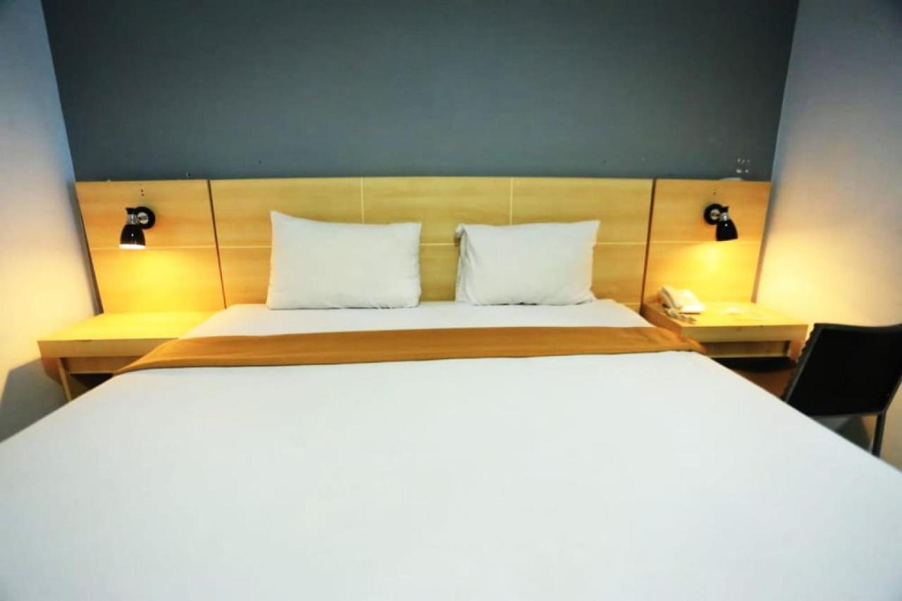 Urbanview Hotel Mulia Indah Palopo Eksteriør billede