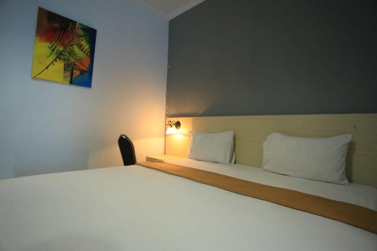 Urbanview Hotel Mulia Indah Palopo Eksteriør billede